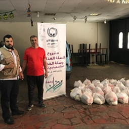 تسليم ٢٥ سلة غذائية للأستاذ محمد سرحان عضو إدارة نادي الأمل الرياضي التربوي في مخيم برج البراجنة 