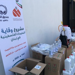 توزيع معقمات في مخيم برج الشمالي بهبة مقدمة من الكويت